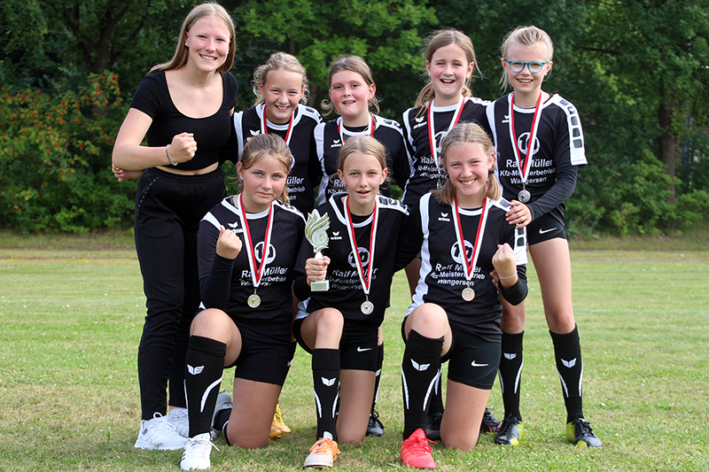 MTV Wangersen Mädchen U12 - Norddeutscher Vizemeister - Trainerin Nele Müller, Sophia Jongma, Mimi Tomforde, Anna Alpers, Johanna Aldag, Lilli Kröger, Mia Kalmbach und Milena Bychowska (von links).