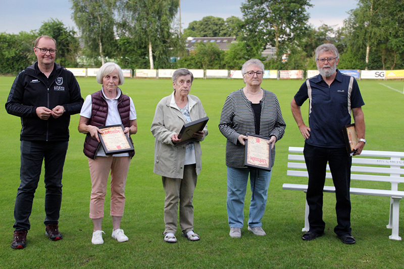 Klaus Meyer (links) und Dieter Kröger ehren Irmgard Steffens, Hildegard Liestmann und Grete Schnackenberg.