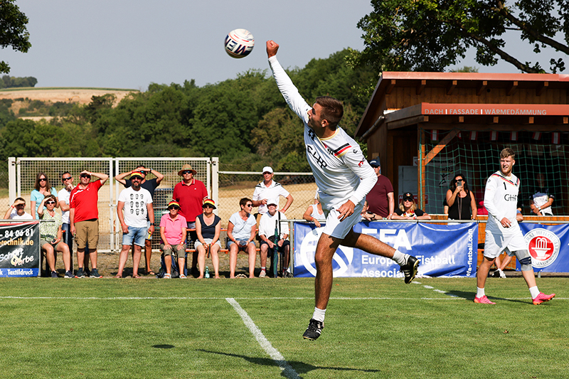 Nick Poppe beim Angriff (Foto: DFBL - Uwe Spille)