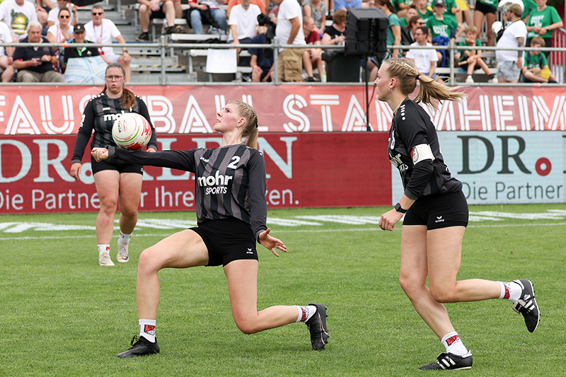 hp Monja Schlichting beim Zuspiel für Vivien Werner 02 Foto Uwe Spille Faustball Deutschland
