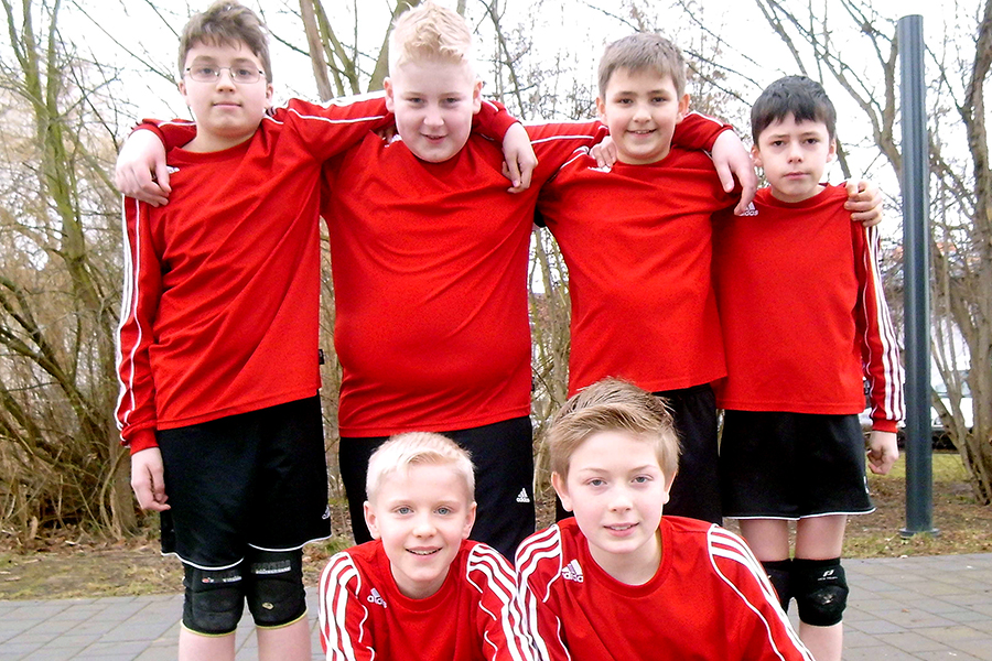 Pascal Lehmann, Luca Finkel, Nick Poppe, Luca Klindworth (hinten von links), Thilo Löhden und Simon Wulf (vorne von links) sind neuer Faustball-Landesmeister der U12.