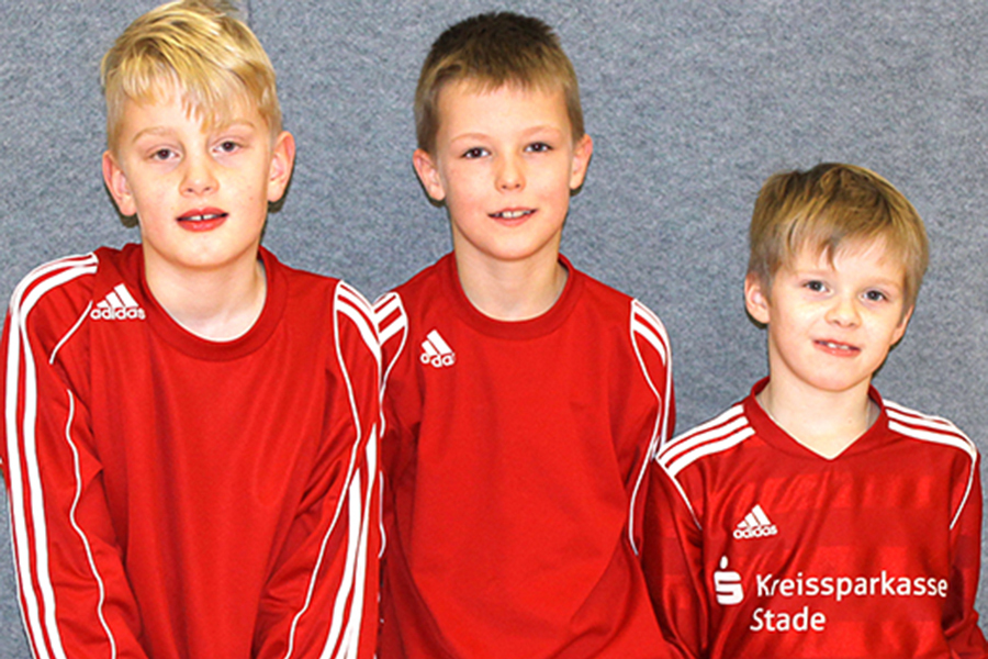 Joris Finkel, Ole Müller und Tim Serbian (von links) sind Faustball Bezirksmeister der U8.