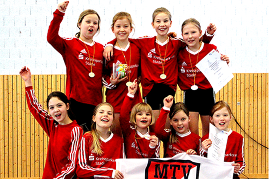 Gold gewonnen - Lea Serbian, Janne Meyer, Jette Brunkhorst, Nele Müller (h.v.l.), Nele Bergann, Jella Zabel, Marike Brunkhorst, Mirja Brase, Marie Ehlen (v.v.l.)