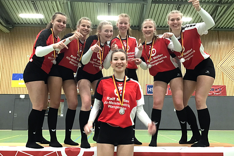 Maria Ahrens Paula Lühmann Levke Löhn Janne Meyer Nele Müller Jella Zabel (von links) feiern Jette Brunkhorst (vorne) nach ihrer Auszeichnung als beste Zuspiel