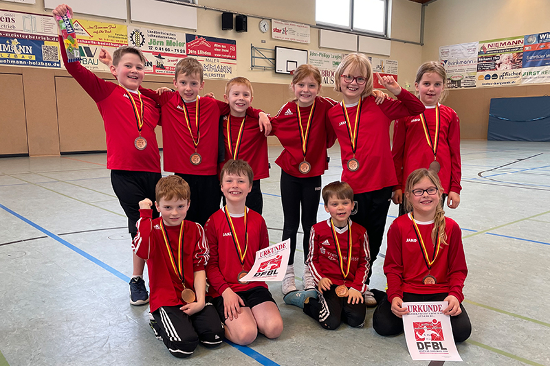 Die beiden U8-Teams des MTV Wangersen freuen sich über den Gewinn der Bronzemedaillen.