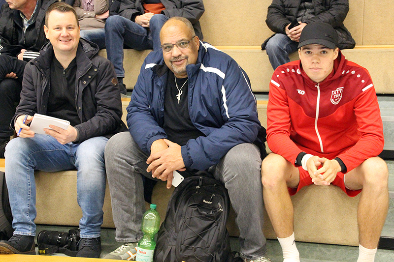 Tageblatt Redakteur Tim Scholz Faustball Legende Martin Becker und Wangersens Neuzugang Marvin Becker von links